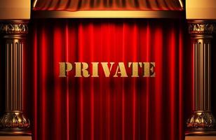 palabra dorada privada en cortina roja foto