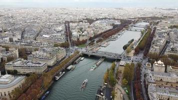 parijs frankrijk van bovenaf, rivier de seine en brugverkeer, drone panorama, herfst video