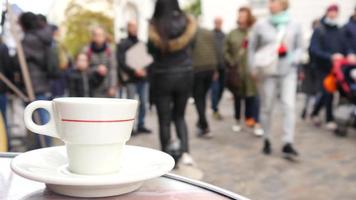 xícara de café em uma mesa de café de rua em montmartre, paris - outubro de 2021