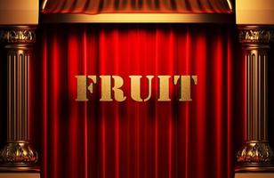 fruta palabra dorada en cortina roja foto