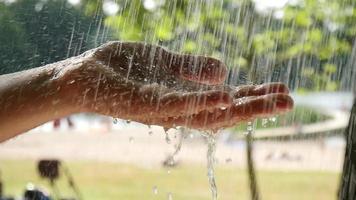 gotas de chuva caem em uma mão e dedos de um homem video