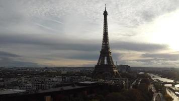 parís francia desde arriba, panorama de drones de la torre eiffel, otoño de 2021 video