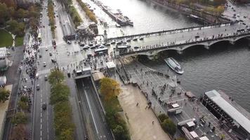 París, Francia desde arriba, río Sena y tráfico de puentes, panorama de drones, otoño