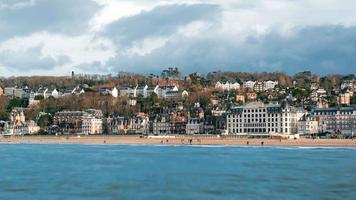 séquence timelapse 4k de trouville, france - la plage video