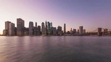 4K-Zeitraffer-Sequenz von New York City, USA - Manhattans Skyline von Tag zu Nacht, wie von Brooklyn aus gesehen video