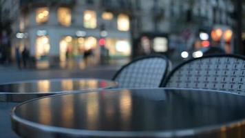 tables de café dans une rue nocturne du quartier latin de paris, pluie d'automne 2021 video