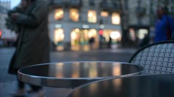 mesas de café en una calle nocturna del barrio latino de París, lluvia de otoño de 2021 video