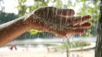 regndroppar faller på en mans hand och fingrar video