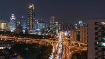 Secuencia de lapso de tiempo de 4k de shanghai, china - zoom medio en el pilar de nueve dragones en la noche video