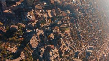 4k-videosequentie van toronto, canada - vogelperspectief vanuit de lucht van de yonge en bloor street in toronto video