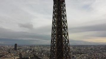 parijs frankrijk van bovenaf, eiffeltoren drone panorama, herfst 2021 video