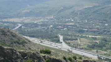 autostrada nelle montagne della georgia e vista del traffico diurno dall'alto video