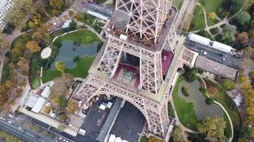 paris france d'en haut, tour eiffel drone panorama, automne 2021 video