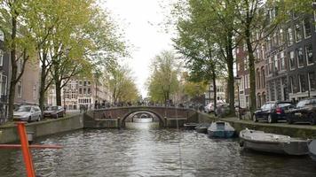 navegación de barcos y canales de amsterdam, vida de la ciudad de la calle, turistas y café video