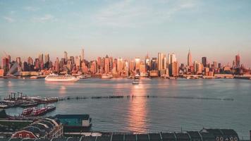 4k timelapse-reeks van new york city, usa - de skyline van new york city bij zonsondergang