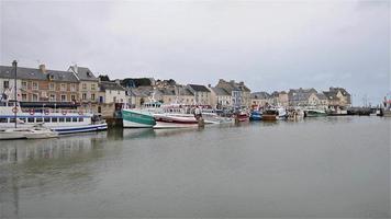 4k-Videosequenz von Port-en-Bessin, Frankreich - der Hafen