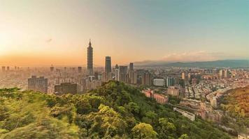 4k timelapse-reeks van taipei, taiwan - groothoekbeeld van het centrum van taipei van dag tot nacht video