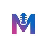 logotipo de grabación de podcast de la letra m. alfabeto con ilustración de vector de icono de micrófono