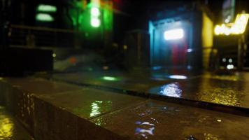neon bokeh lichten op regenachtige nacht video