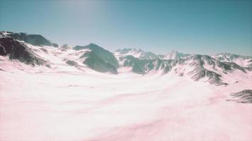 paysage de caucase d'hiver de montagne avec des glaciers blancs et un pic rocheux video