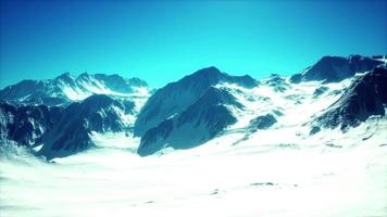 vue panoramique sur la piste de ski avec les montagnes video