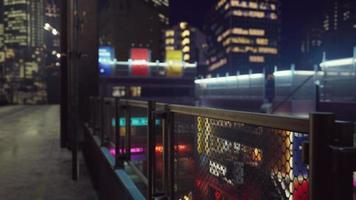 cena noturna da cidade japonesa com luzes de neon