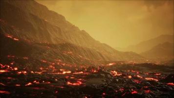 vacker utsikt på natten av den aktiva vulkanen med röd lava video