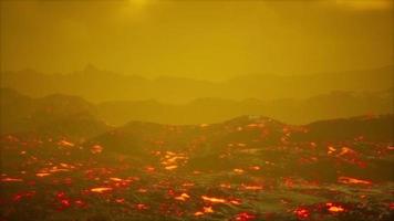 vue panoramique d'une partie d'une coulée de lave dans l'obscurité video