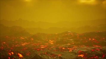 erupción volcánica activa y flujo de lava en el volcán video