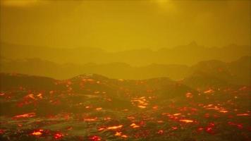bella vista di notte del vulcano attivo con lava rossa video