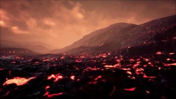 Lavafeld unter Sonnenuntergang Wolken im Hintergrund video