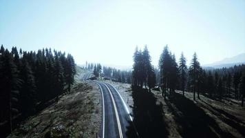 Bergpass mit kurvigen Straßen video