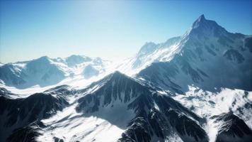 vista panorámica de la pista de esquí con las montañas video
