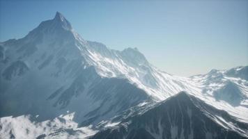 paesaggio di montagna invernale del Caucaso con ghiacciai bianchi e picco roccioso video