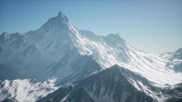 altas montanhas sob a neve no inverno video