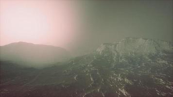 rochas e montanhas no nevoeiro profundo video