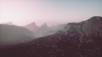 rocas y montañas en niebla profunda video