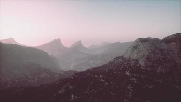 paisaje de la cordillera de los dolomitas cubierto de niebla video