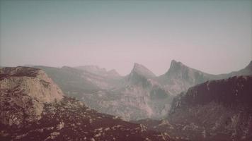 siluett av schweiziska alperna berg i morgonmoln video