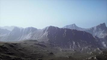 rocas y montañas en niebla profunda video