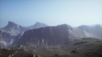 kaltes, nebliges Herbstland in bunten Schatten video