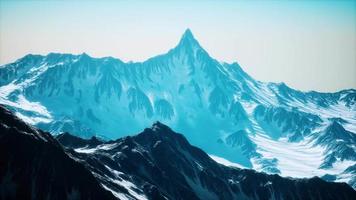 panoramautsikt över bergen över snötäckta toppar och glaciärer video