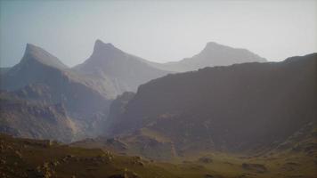 silhouet van de bergen van de Zwitserse Alpen in ochtendwolken video