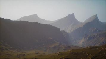 Felsen und Berge im tiefen Nebel video