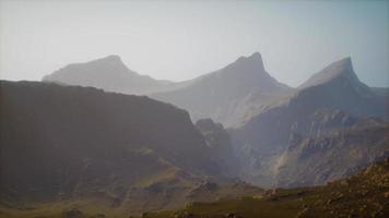 paisagem da cordilheira das dolomitas coberta de neblina video