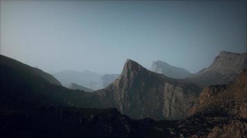 kaltes, nebliges Herbstland in bunten Schatten video