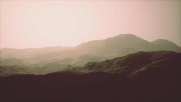 paysage de la chaîne de montagnes des dolomites couvertes de brouillard video