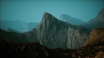 tierra fría y brumosa de otoño en sombras coloridas video