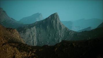 rochas e montanhas no nevoeiro profundo video