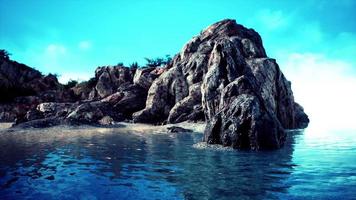 île tropicale rocheuse dans l'océan video